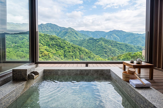 礁溪溫泉街區與山景